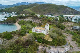 Hoang tàn di tích lầu Bảo Đại ở Nha Trang