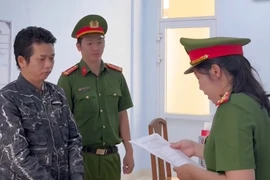 Dùng kéo đâm chồng cũ của người tình trọng thương vì ghen tuông