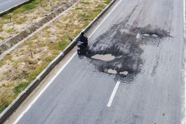 Đường vào cảng Vân Phong mới sử dụng đã chi chít 'ổ voi', dân liên tục bị tai nạn