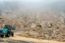 Đèo Khánh Lê tiếp tục sạt lở, bàn cách nổ mìn phá hàng trăm khối đất đá