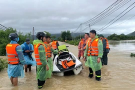 Đang giải cứu nhiều người dân bị cô lập trong nước lũ ở Nha Trang