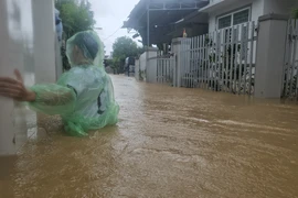 Người dân Nha Trang kiệt sức trong trận lụt lịch sử lần thứ 3