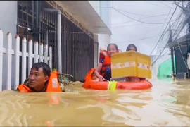 Vùng 4 Hải quân cứu gần 2.000 người trong đợt lụt kỷ lục