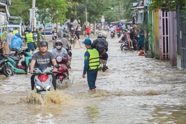 Hình ảnh: Sáng 4-12 Nha Trang lại ngập lụt, người dân gần như kiệt sức