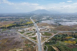 Cao tốc nối rừng với biển, có nút giao hoa thị tuyệt đẹp sắp thông xe