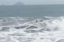 Cứu du khách bị sóng lớn cuốn tại biển Nha Trang