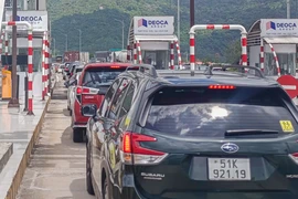 Hàng ngàn ô tô 'chôn chân' ở hầm Đèo Cả ngày 25 Tết