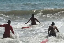 Sóng biển Nha Trang cao 3m suýt nhấn chìm nhiều du khách