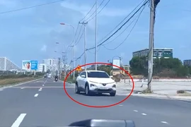 Người dân gửi clip cho công an, tài xế bị mời làm việc vì lái ô tô đi ngược chiều