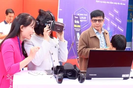 Người dân cần làm gì để không bị 'bỏ lại phía sau' trong kỷ nguyên chuyển đổi số? 