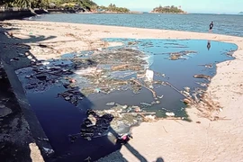 Nước thải vẫn chảy ra vịnh Nha Trang dù trời không mưa