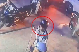 VIDEO: Người đàn ông lấy 128 triệu ở trụ ATM rồi rời đi