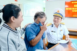 Ngư dân rơi nước mắt khi được hải quân cứu sống sau đột quỵ