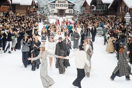 Sân khấu Chanel Thu-Đông và lời chào tạm biệt Karl Lagerfeld