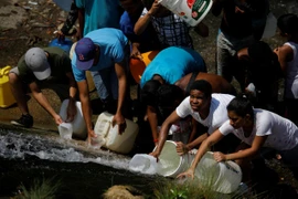 Người dân Venezuela tìm đến cống rãnh để lấy nước sinh hoạt 