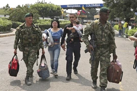Gần 1.000 binh lính, cảnh sát đào ngũ khỏi Venezuela