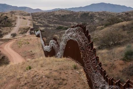 Lầu Năm Góc chi 1 tỉ USD xây tường biên giới Mexico