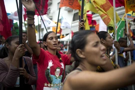 Người dân Venezuela biểu tình, chặn đường phản đối chính phủ