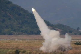 Người dân Philippines biểu tình trước lãnh sự quán Trung Quốc tại Manila vào ngày 10-2-2018. Ảnh: AFP