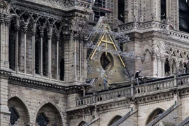 Chạy đua che chắn Nhà thờ Đức Bà Paris trước đợt mưa lớn