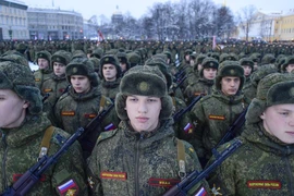 Ukraine tăng chi tiêu quân sự đối trọng Nga
