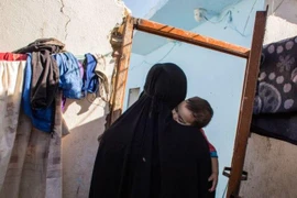 Vợ của một chiến binh ISIS bị bắt giữ. Ảnh: News Deeply