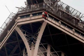 Sơ tán tháp Eiffel khẩn vì phát hiện người treo mình lơ lửng 