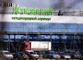 Máy bay hạ cánh khẩn cấp và lao khỏi đường băng ở Nga