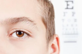 Thiếu niên bị mù và điếc vì ăn thức ăn nhanh trong suốt 10 năm