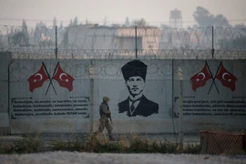  Một người lính Thổ Nhĩ Kỳ đứng bảo vệ ở biên giới Thổ Nhĩ Kỳ-Syria ở tỉnh Sanliurfa, Thổ Nhĩ Kỳ, ngày 30 -0 năm 2019. Ảnh: REUTERS