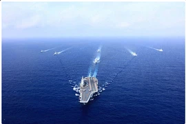 Tàu sân bay Trung Quốc trên đường xuống biển Đông