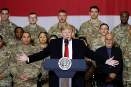 Tổng thống Donald Trump phát biểu trước quân đội Mỹ trong chuyến thăm không báo trước tới căn cứ không quân Bagram, Afghanistan. Ảnh: Reuters
