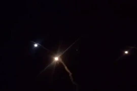 Tên lửa Iran đang nhắm vào căn cứ không quân Ayn al-Asad của Mỹ ở Iraq. Ảnh: AFP