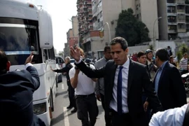Lãnh đạo phe đối lập Venezuela Juan Guaido cuối cùng được vào bên trong Tòa nhà Quốc hội hôm 7-1. Ảnh: REUTERS