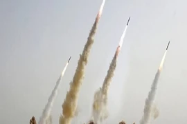 Iran "nã" tên lửa vào căn cứ quân sự Mỹ khiến giá dầu tăng mạnh