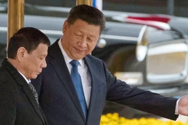 Tổng thống Philippines Rodrigo Duterte (trái) trong chuyến thăm Trung Quốc hồi tháng 10-2016. Ảnh: AFP