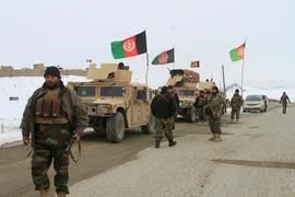 Binh sĩ Afghanistan chuẩn bị tiếp cận khu vực rơi máy bay Mỹ. Ảnh: REUTERS