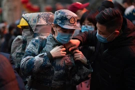 Một quân y Trung Quốc trên đường ra Vũ Hán làm nhiệm vụ hôm 24-1. Ảnh: TÂN HOA XÃ
