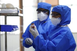 Các bác sĩ Ấn Độ nghiên cứu điều trị các trường hợp nhiễm virus Corona ngày 1-2. Ảnh: REUTERS