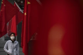 Một người phụ nữ đi bộ trên đường phố Vũ Hán (Ảnh chụp ngày 1-2). Ảnh: AFP
