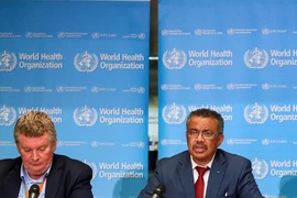 Tổng Giám đốc WHO Tedros Adhanom (phải) và ông Mike Ryan (trái) - Giám đốc Chương trình Y tế Khẩn cấp thuộc WHO nói còn quá sớm để xác định dịch Corona đã lên tới đỉnh dịch hay chưa. Ảnh: REUTERS