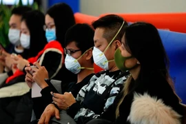 Hành khách đeo khẩu trang tại nhà ga đường sắt cao tốc Tây Cửu Long phòng lây nhiễm chủng virus Corona mới. Ảnh: REUTERS 