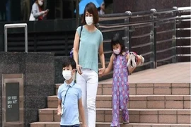 Người dân mang khẩu trang khi đi ra ngoài tại Singapore. Ảnh: CHANNEL NEWS ASIA