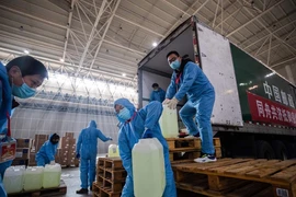 Các nhân viên y tế ở Vũ Hán vận chuyển thiết bị y tế (Ảnh chụp ngày 10-2). Ảnh: AFP