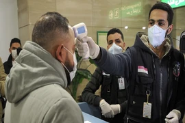 Kiểm tra thân nhiệt du khách tại sân bay quốc tế Cairo, Ai Cập. Ảnh: AFP