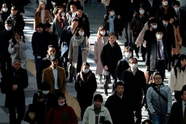 Người dân Nhật Bản đi làm trên đường phố Tokyo (Ảnh chụp ngày 20-1). Ảnh: AFP