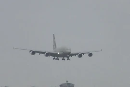 Máy bay của hãng hàng không Etihad hạ cánh thẳng đứng vì ảnh hưởng của siêu bão Dennis. Ảnh: RT