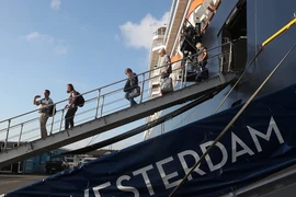 Campuchia phản ứng việc Malaysia xét nghiệm COVID-19 đối với một du khách từ tàu Westerdam. Ảnh: AP