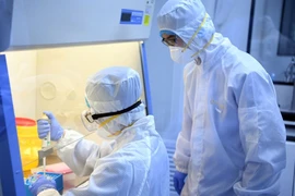 Một nhóm các nhà khoa học thuộc Trung tâm Y học Moderna (Mỹ) ngày 18-2. Ảnh: AFP