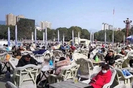 Một bộ phận người dân Trung quốc đang lơ là cảnh giác và ra khỏi nhà mà không sử dụng khẩu trang. Ảnh: SCMP